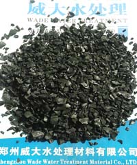 杏殼黃金活性炭采用東北高品質(zhì)大扁杏皮為原料，經(jīng)過高溫水蒸氣活化精制而成，具有顆粒均勻。